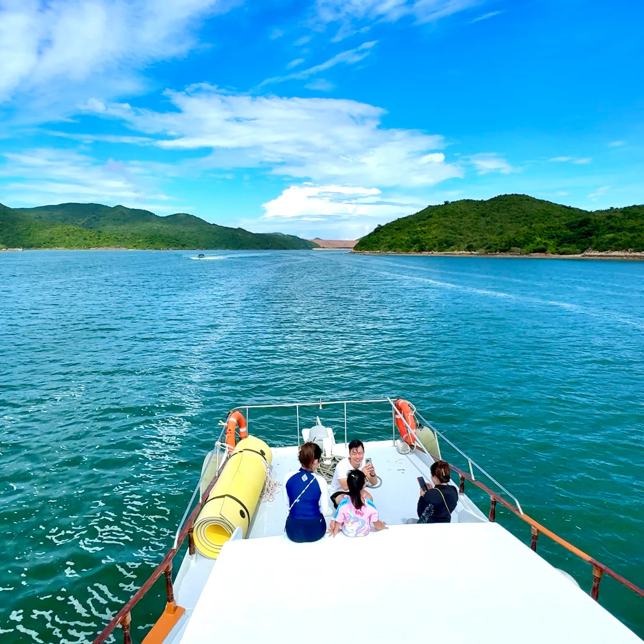 (HK) Sai Kung Beach Snorkelling and Island Hopping Tour Experience by Yacht